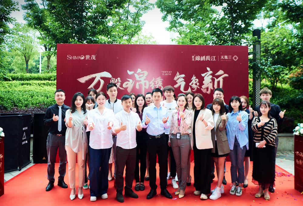 剪彩結束后合影留念